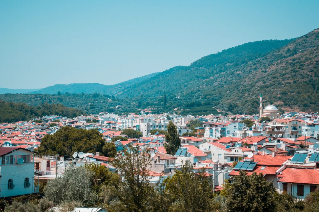 Özdere sahil ve tatil beldesi manzarası — İzmir Adnan Menderes Havalimanı (ADB) Özdere transfer rotası